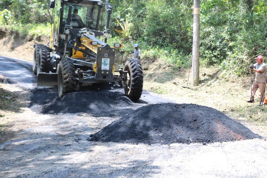 Estrada no Potuverá, em Itapecerica da Serra, recebe recapeamento e limpezaUm trecho em aclive, de aproximadamente 800 metros de extensão, foi totalmente recapeado, facilitando o trânsito local