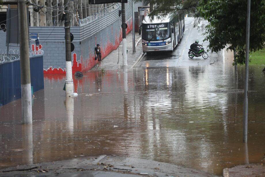 Temporal deixa 38 pontos de alagamento na cidade de São Paulo Todas as regiões da capital estão em estado de atenção desde as 13h e apenas Itaquera, na zona leste, enfrenta o estado de alerta