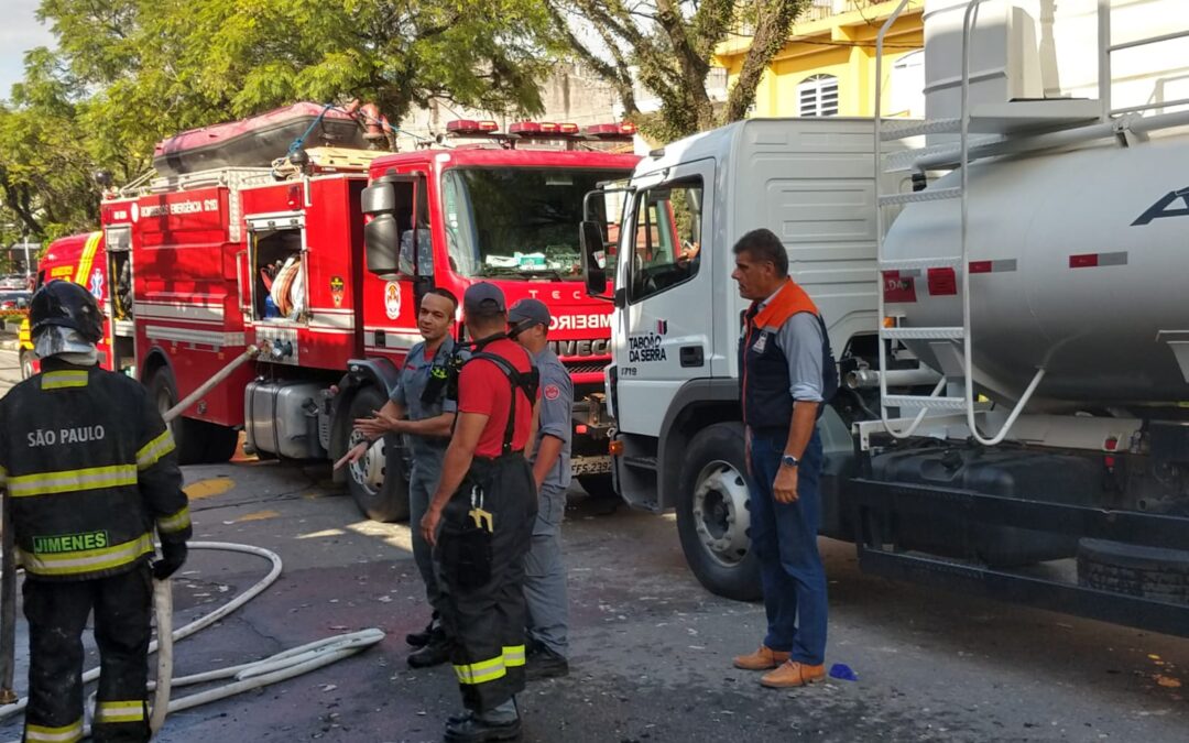 Defesa Civil de Taboão da Serra auxilia Corpo de Bombeiros no combate a incêndio