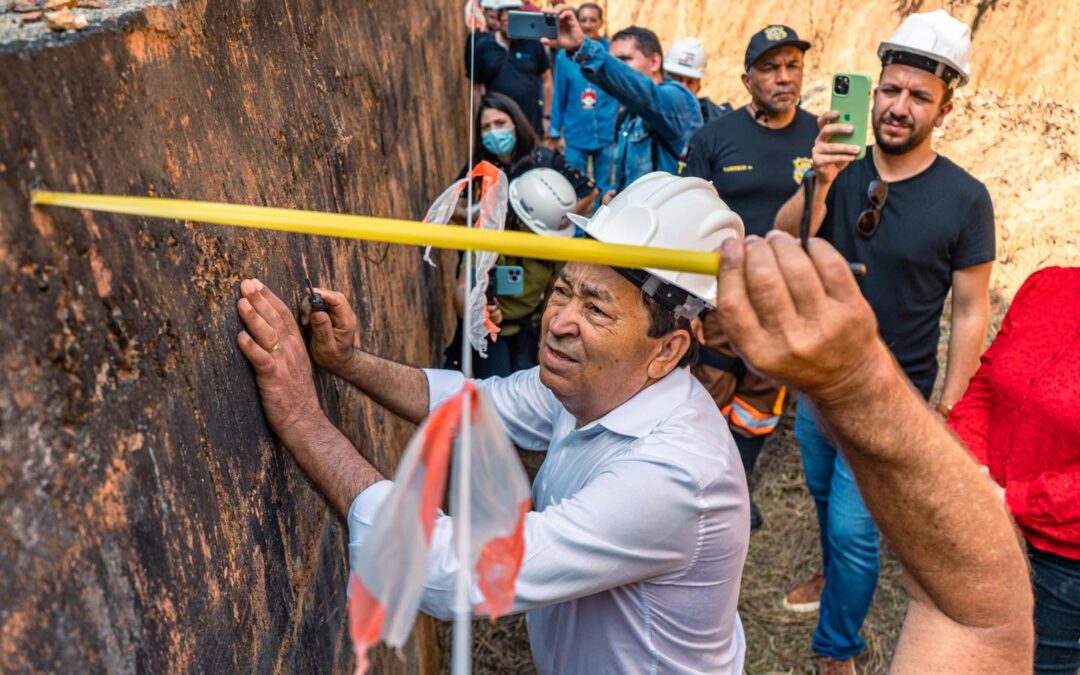 Prefeito Aprígio esclarece situação da UBS Parque Laguna durante ação social Prefeitura no seu bairro