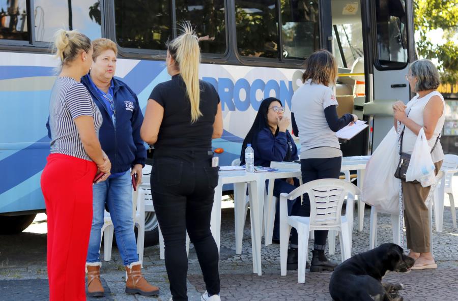 Procon Móvel realizou atendimento especial no Largo da Matriz