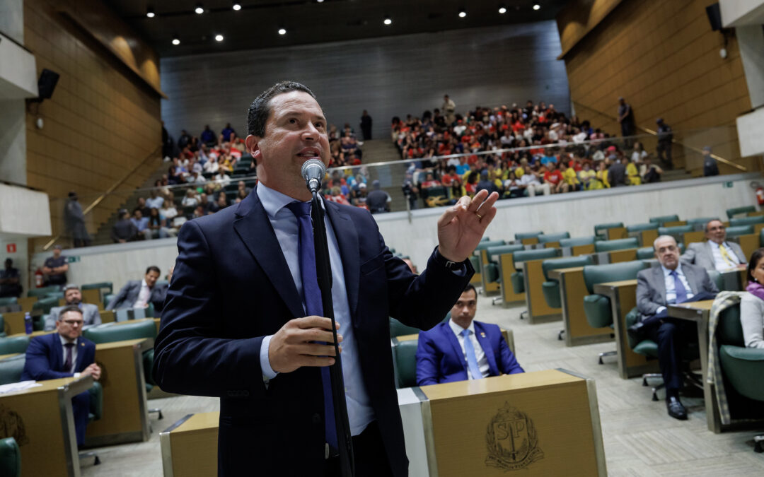 Deputado Eduardo Nóbrega cria projeto de lei que visa autorizar cães e gatos serem sepultados em jazigos de tutores e familiares